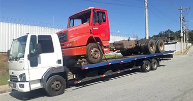 Reboque de caminhão pesado na Rodovia Anhanguera